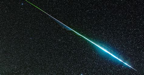 This Photo Shows the Rainbow Colors of a Geminid Meteor | PetaPixel