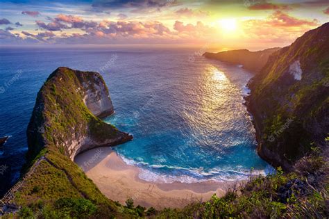 Premium Photo | Kelingking Beach at sunset in Nusa Penida island, Bali, Indonesia.