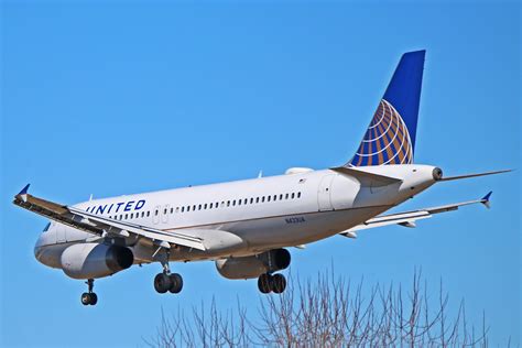 N433UA: United Airlines Airbus A320-200 (Recent Battle With The Birds)