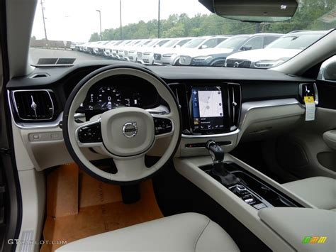 Blond Interior 2019 Volvo S60 T6 AWD Momentum Photo #133714071 | GTCarLot.com