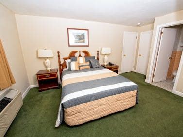 Single Queen Bed Hotel Rooms in Providence, RI | Colonial Inn Seekonk