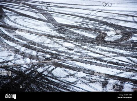 Road tire skid marks hi-res stock photography and images - Alamy