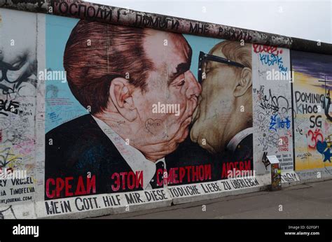 Berlin wall graffiti, East Side Gallery, The Kiss Stock Photo - Alamy