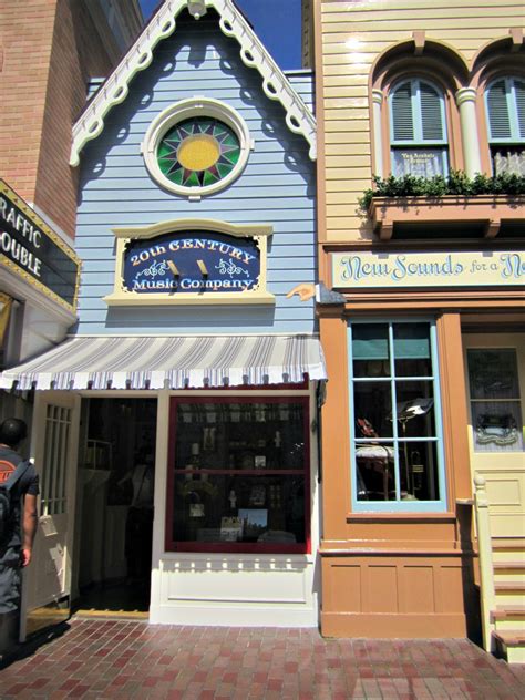 Disneyland Training: Shopping on Mainstreet