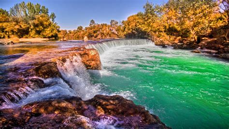 Serene Waterfall: 4K Ultra HD Nature Wallpaper