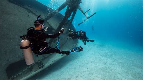 What Can Divemasters Do? Answers to FAQs About DSDs and Teaching