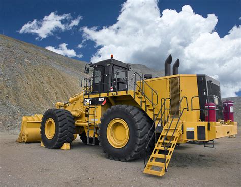 Cat intros 992K loader, 854K wheel dozer with improved design ...