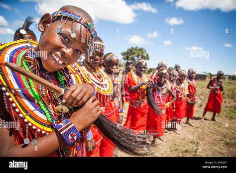 Maasai dancers in the Masai Mara preserve, Kenya Stock Photo - Alamy