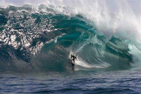 Hawaii Surfing, Dangerous Waves | New Stylish Wallpaper