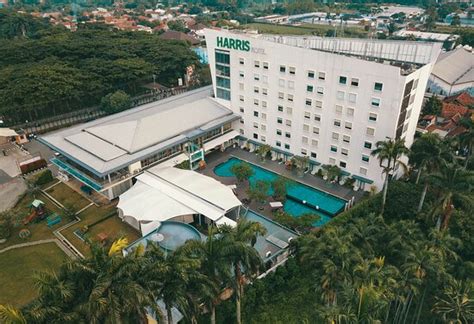 Good view facing to pool area - Review of HARRIS Hotel Sentul City ...