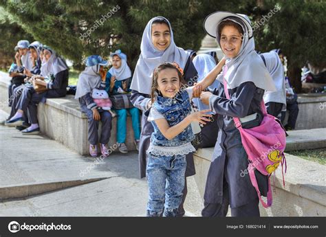 Colegialas iraníes en uniforme escolar para caminar por la ciudad, Shiraz, Irán . — Foto ...