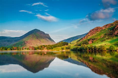 Beautiful sunset at lake in District Lake, UK | Cottage Escapes