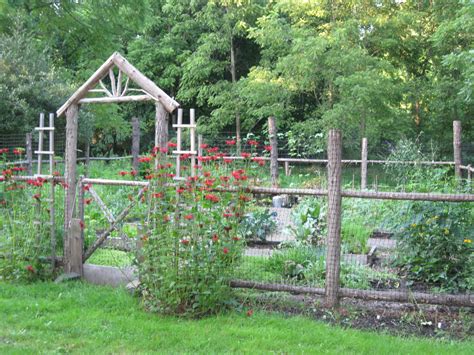 Two Men and a Little Farm: INSPIRATION THURSDAY, RUSTIC GARDEN FENCE