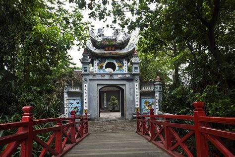 Ngoc Son Temple (Jade Mountain): Beauty in Bustling Center