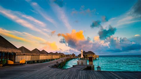 Serene Maldives Resort: A 4K Ultra HD Ocean Escape