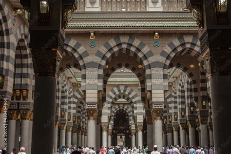 The Charming Interior works and Light designing of Masjid al Nabawi ...