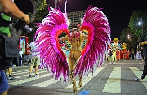 Carnival sets Rio alight as dancers take to the Sambadrome | Rio carnival, Carnival dancers ...