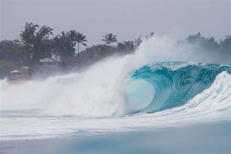 US-HAWAII-SURFING-PIPELINE