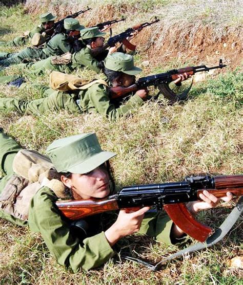 CUBAN FEMALE SOLDIERS Cuban Army, Fighter Girl, Guns And Roses, Shooting Guns, Female Soldier ...