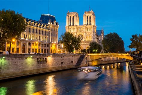 Paris Has a New Scenic Walkway Along the River Seine - Condé Nast Traveler