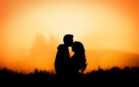 Download wallpaper 2880x1800 couple, hug, kiss, love, outdoor, sunset ...