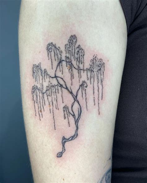 yax yedra on Instagram: "𝑐𝑢𝑠𝑡𝑜𝑚🌿 weeping tree for emma💧🖤 tysm lovely" | Body tattoos, Weeping ...