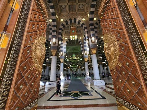 Muslim pilgrims flock to Prophet's Mosque in Medina during Umrah | Daily Sabah