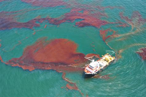 Monitoring oil spills off the Portuguese coast | CMEMS