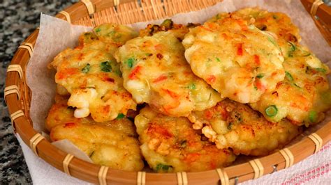 Seafood Pancakes (Haemuljeon: 해물전) recipe by Maangchi