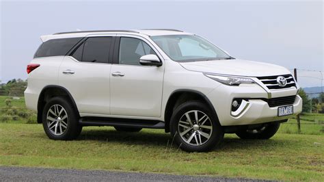 2016 Toyota Fortuner Review - Chasing Cars