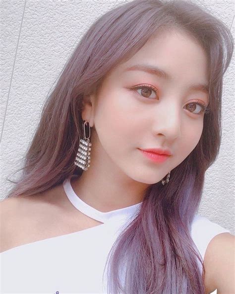 TWICE JIHYO (지효) on Instagram: “She takes amazing selcas/Selfies 🌷 🧡 ...