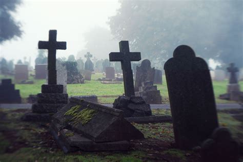 Graveyard camera captures spooky ghost in video | That's Life! Magazine