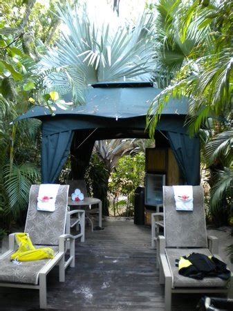 What do you get with a Discovery Cove Cabana?