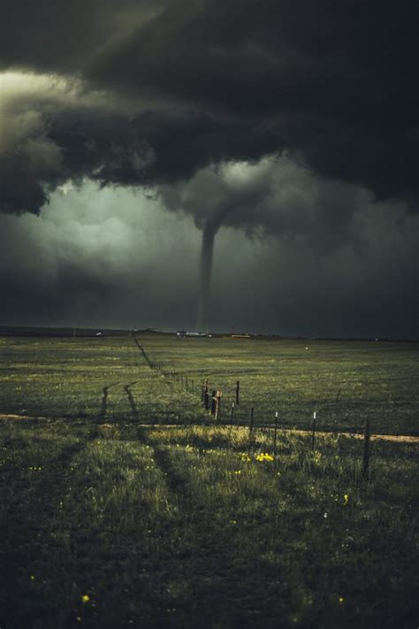 Does a green sky predict a tornado is coming?