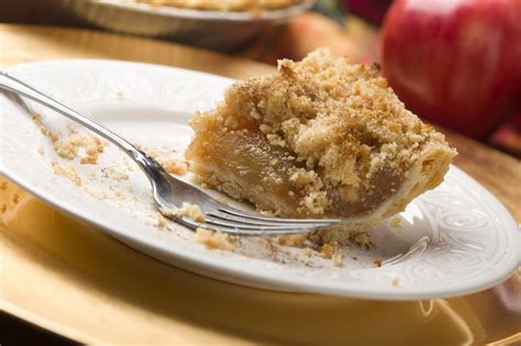 Applesauce Crumb Pie Recipe | Old Farmer's Almanac