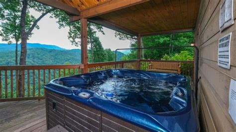 6 Reasons to Stay in a Cabin with a Hot Tub this Winter