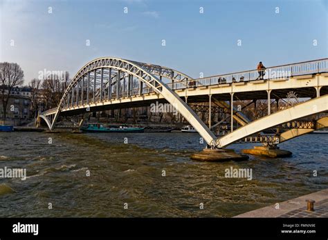 River seine bridges hi-res stock photography and images - Alamy