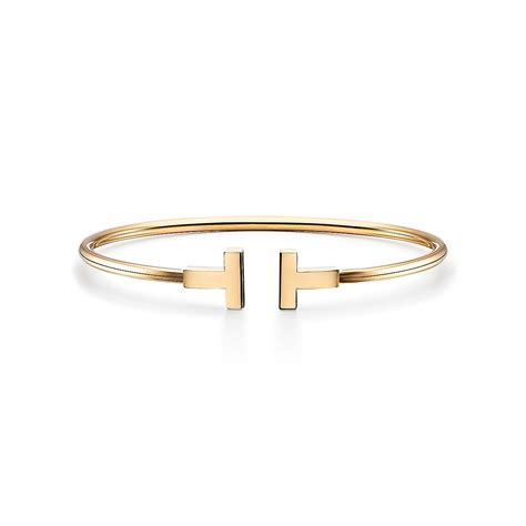 Tiffany T wire bracelet in 18k gold, medium. | Tiffany & Co.