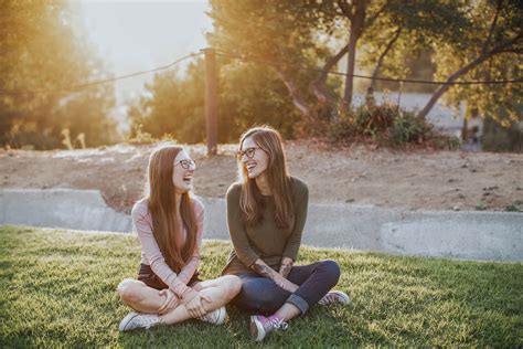 Top 5 Tips for Your Best Friend Photoshoot | Flytographer