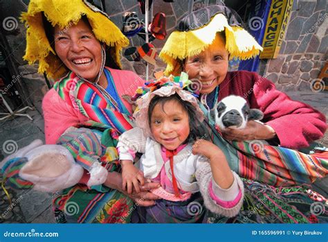 11.05.2014, Peru, Pisac, Quechua Indians in the Town of Pisac Market Editorial Photo - Image of ...