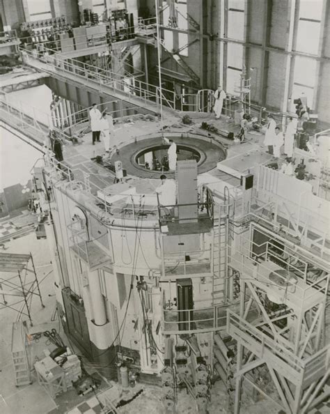 Reactivated à The NRX reactor at Canadaïs atomic plant at Chalk River, Ontario, has been ...