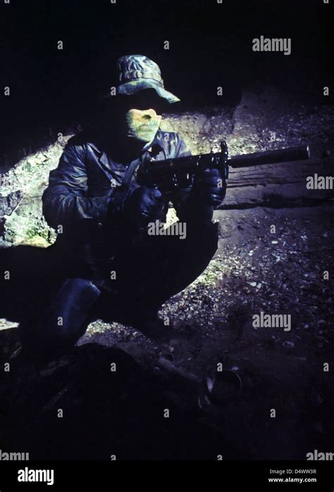 A Navy SEAL provides security with a MP5 submachine gun Stock Photo - Alamy