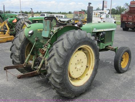 John Deere 820 tractor in Grove, OK | Item 3740 sold | Purple Wave