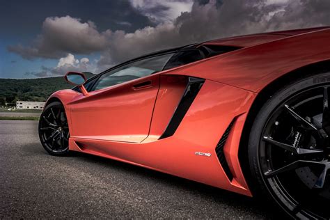 Lamborghini Aventador Roadster owns the runway - CNET