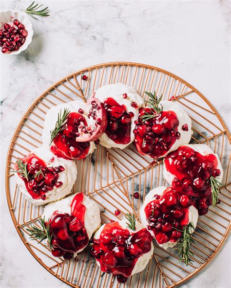 Christmas Pavlova Wreath - Foodess