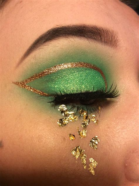 Pin by Monica 👸🏻 on makeup | Saint patricks day makeup, Green makeup, Day makeup