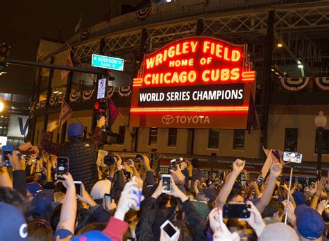 16 incredible photos of Cubs fans losing their minds in Chicago after winning World Series | For ...