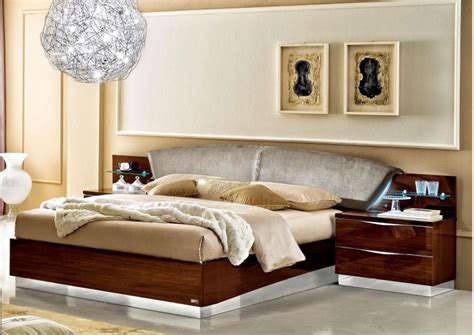 Odelia Walnut Modern Italian Bedroom set - N - Modern - Bedroom Star ...