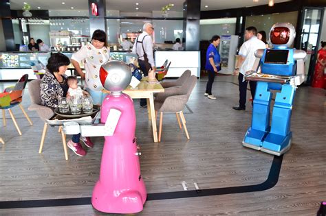 Chinese restaurant fires subpar robot waiters - CBS News