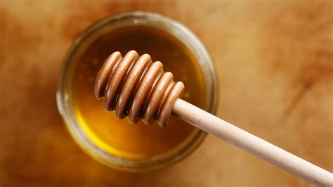 Here's the Truth About Using Honey as an Acne Treatment | Allure